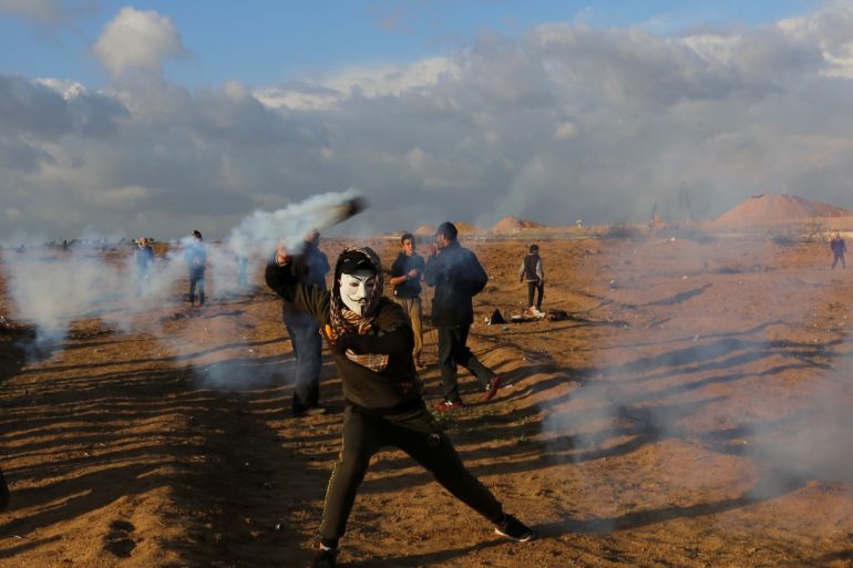 شبان فلسطينيون يطلقون بالونات حارقة من غزة في اتجاه بلدات ومستوطنات إسرائيلية متاخمة