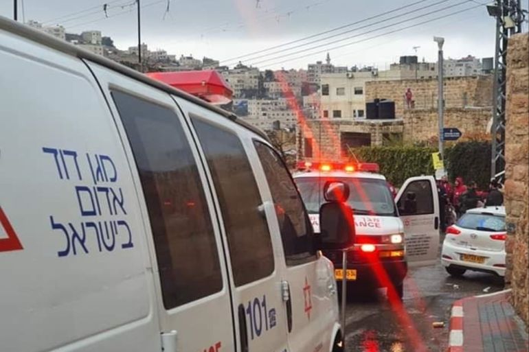 قالت القناة 12 الإسرائيلية اليوم، إن مستوطنا أصيب في حادث طعن على يد فلسطيني قرب مستوطنة كريات أربع بالخليل جنوبي الضفة الغربية.
