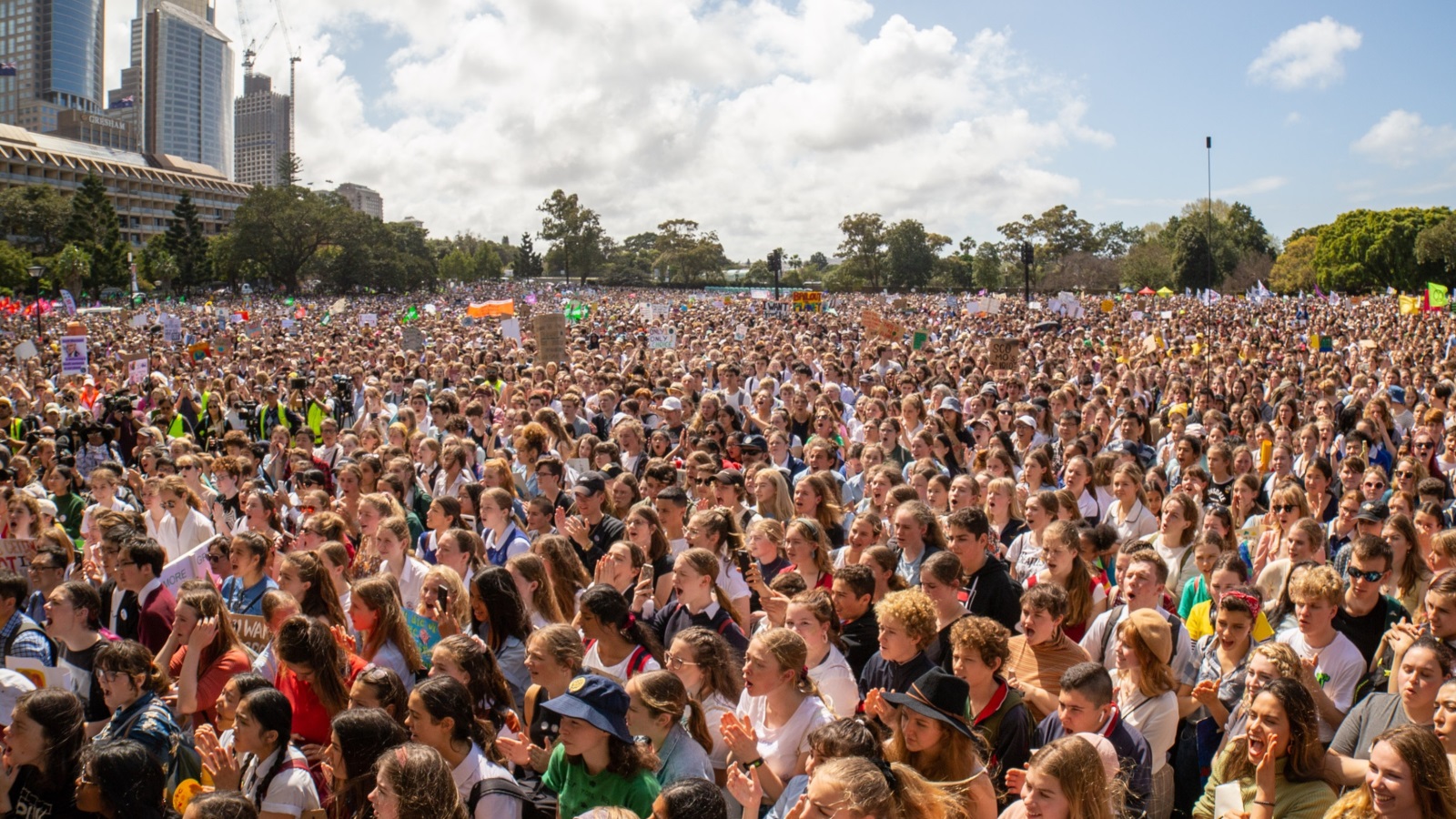 ‪مشاركة الطلاب والشباب في إضرابات المناخ في أستراليا 20 سبتمبر/أيلول 2019 (ويكيبيديا)‬ مشاركة الطلاب والشباب في إضرابات المناخ في أستراليا 20 سبتمبر/أيلول 2019 (ويكيبيديا)