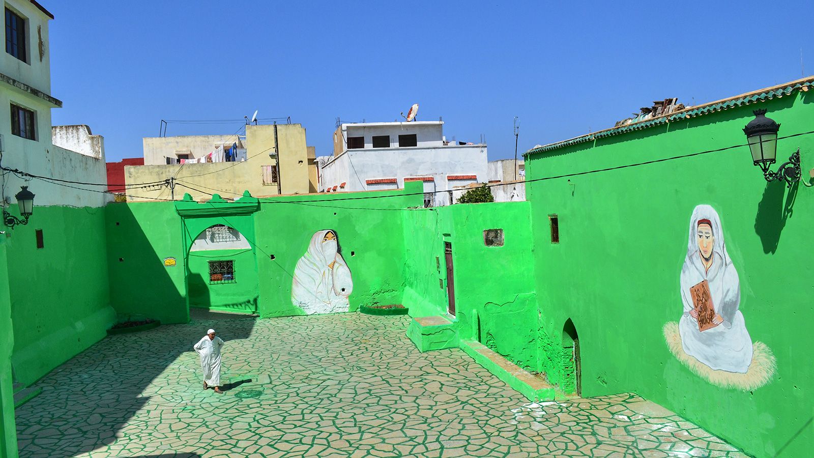 ساحة الزاوية الوزانية أحد معالم مدينة وزان(الجزيرة)