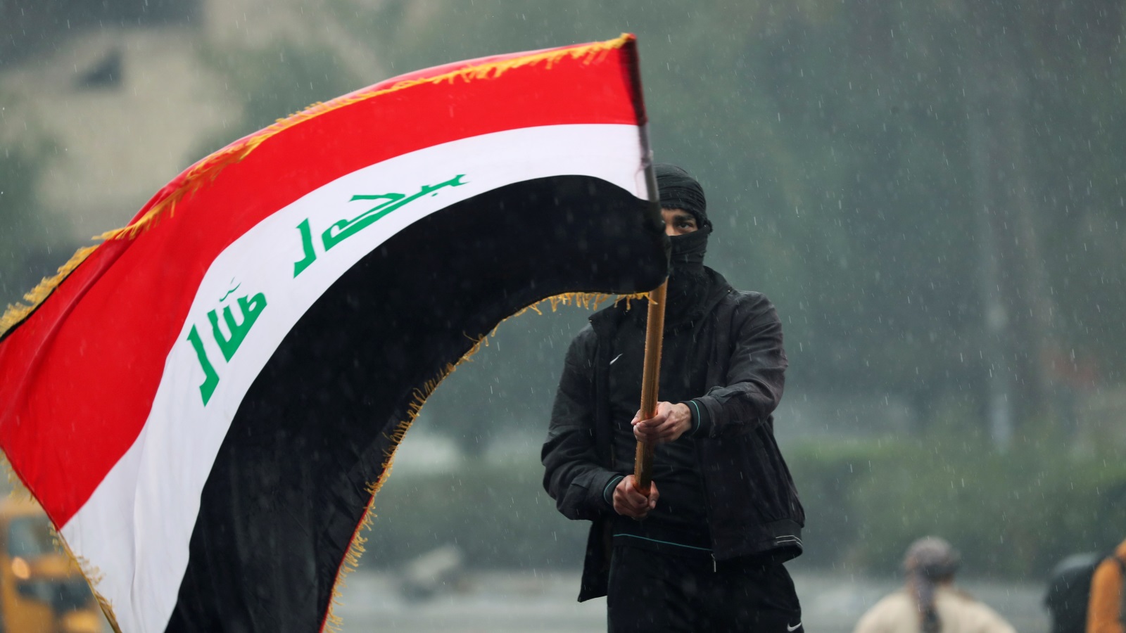 العراق يشهد حاليا انتفاضة مهمة تدعو الشعب إلى استعادة السيطرة على مصيره (رويترز)