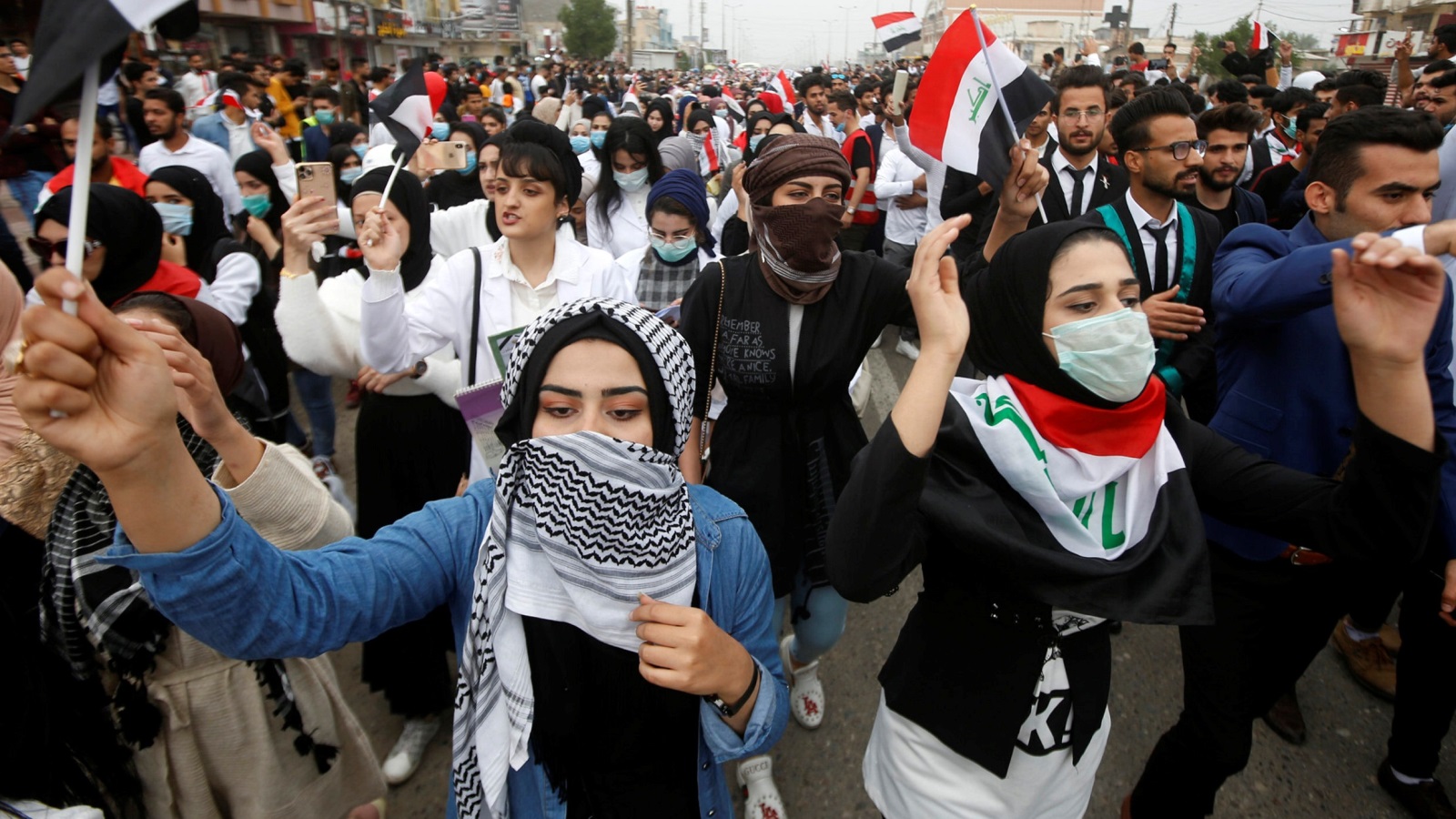 طلبة جامعات شاركوا في الاحتجاجات للمطالبة بإصلاحات في العراق (رويترز)