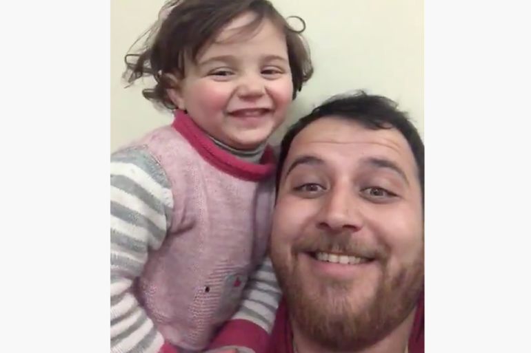مقطع فيديو لشاب سوري لجأ لطريقة مبتكرة لكسر خوف طفلته الصغيرة من صوت القذائف في إحدى قرى ريف إدلب شمال سوريا