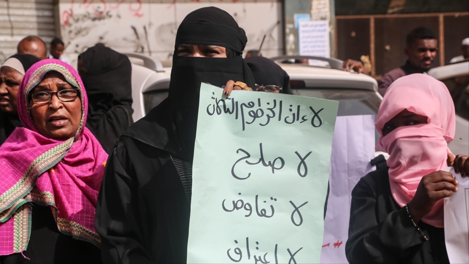 ‪سودانية ترفع لافتة رافضة لأي تحرك من سلطات بلادها لتطبيع العلاقة مع تل أبيب‬ (الأناضول)
