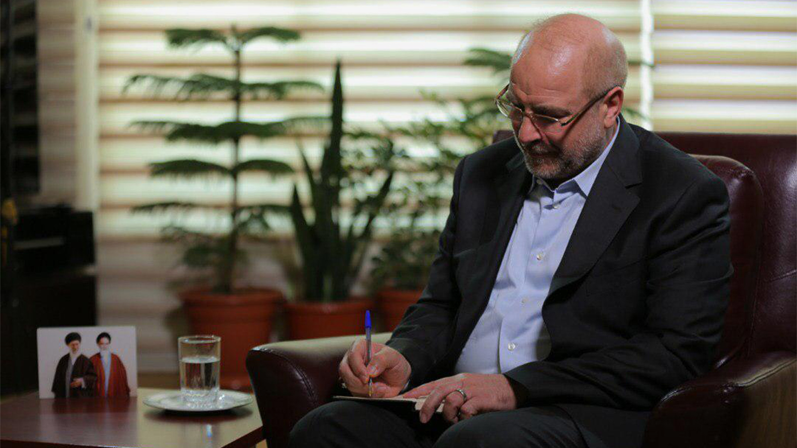 ‪التيار المحافظ يعمل على تقديم قائمة برئاسة قاليباف‬  (الصحافة الإيرانية)
