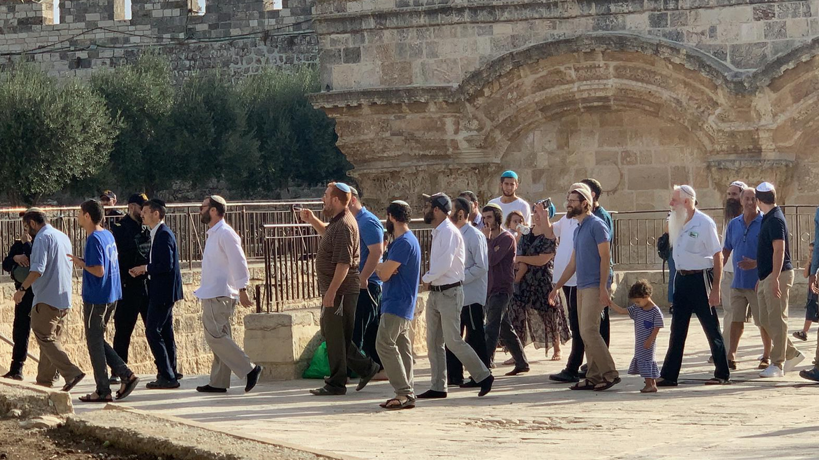 ‪عشرات المستوطنين بقيادة المتطرف يهودا غليك يقتحمون المسجد الأقصى أمس الأحد‬ (ناشطون)
