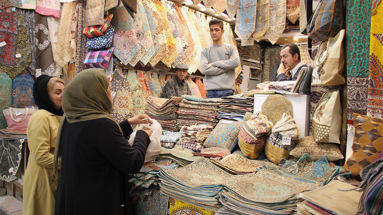 ‪الأسواق القديمة في إيران لاقت إقبالا كبيرا من المواطنين بسبب تبادل الثقة والاعتماد الموجودين‬ (الجزيرة)