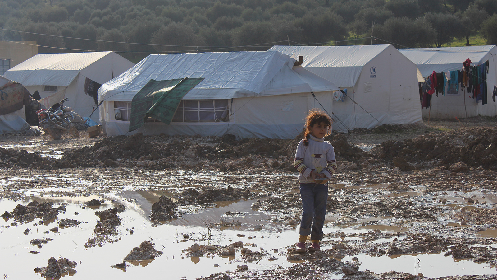 ‪أوضاع بائسة يواجهها الأطفال السوريون في مخيمات اللجوء‬ (الجزيرة نت)