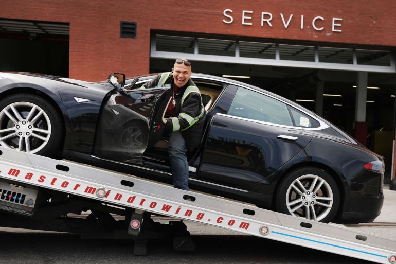 NEW YORK, NEW YORK - APRIL 25: Tesla cars are delivered to a showroom in Brooklyn on April 25, 2019 in New York City. The electric car company announced on Wednesday that it lost $702 million last quarter. Tesla revenue was also down 37% compared to the prior quarter. Spencer Platt/Getty Images/AFP== FOR NEWSPAPERS, INTERNET, TELCOS & TELEVISION USE ONLY ==