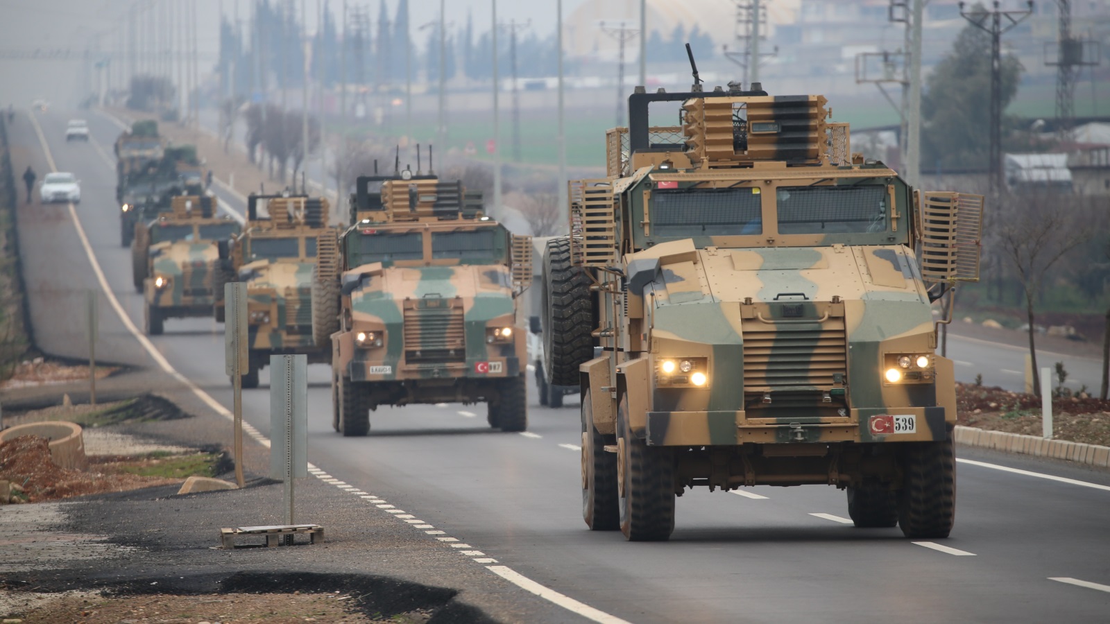 ‪آليات عسكرية تركية بهطاي التركية على الحدود السورية في طريقها نحو إدلب‬  (الأناضول)