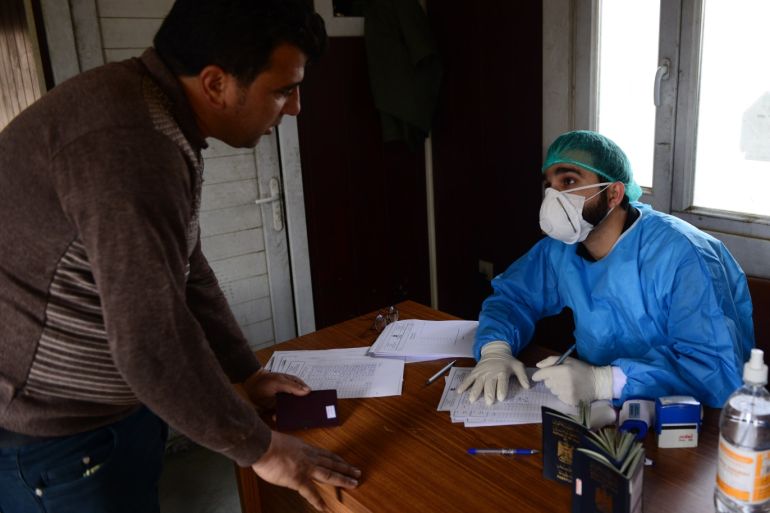 Iraq shuts border crossings with Iran amid corona fear- - SULAYMANIYAH, IRAQ - FEBRUARY 23: Iraqis take medical precautions at the Bashmaq border crossing with Iran to prevent the spread of coronavirus, officially known as COVID-19, in Sulaymaniyah, Iraq on February 23, 2020. Iraqi authorities decide to suspend visa issuance for Iranian citizens after 2 deaths confirmed in Iran on Wednesday