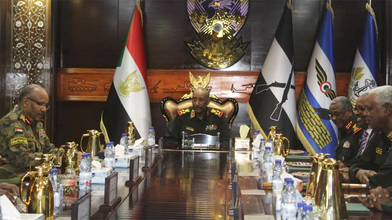 ‪البرهان خلال اجتماعه أمس مع قادة الجيش لإطلاعهم على نتائج زيارته لأوغندا حيث التقى نتنياهو‬ (الصحافة السودانية)
