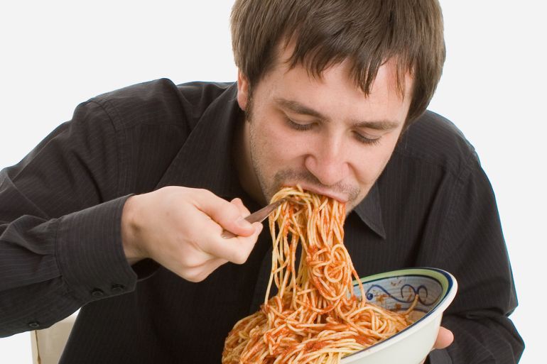 4 أمور تحدث لجسمك عندما تأكل بسرعة