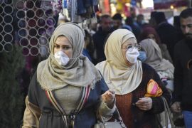 Irak'ın Kerkük kentinde koronavirüs tedbirleri- - KIRKUK, IRAQ - FEBRUARY 25: Women wear medical masks as a precaution to protect themselves from coronavirus in Kirkuk, Iraq on February 25, 2020. According to the latest reports 4 people infected with Coronavirus in Kirkuk, north of Baghdad.