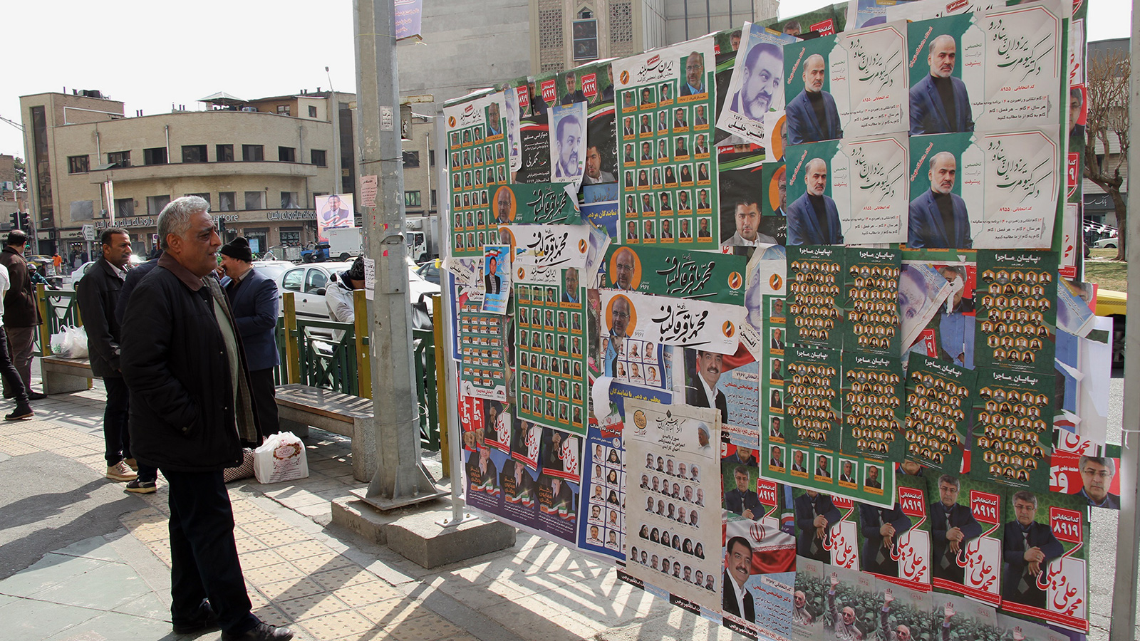 ‪حملات إعلامية مكثفة لحث الشعب الإيراني على المشاركة الواسعة في الانتخابات‬ (الجزيرة نت)