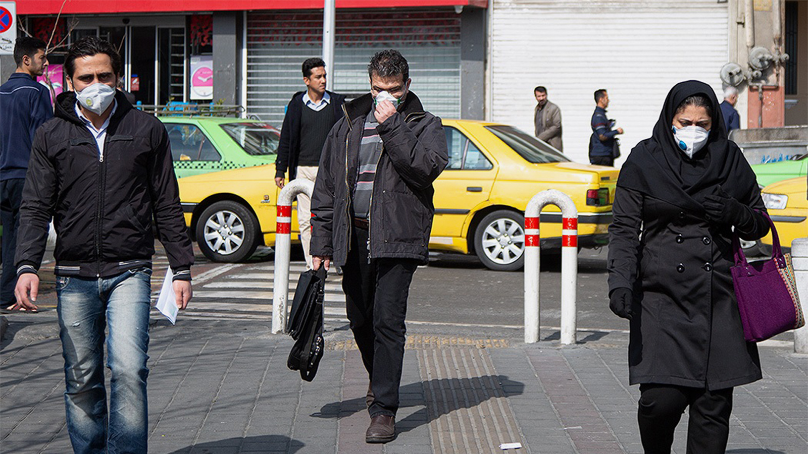 ‪إيرانيون يرتدون أقنعة خشية الإصابة بالفيروس‬  (الصحافة الإيرانية)