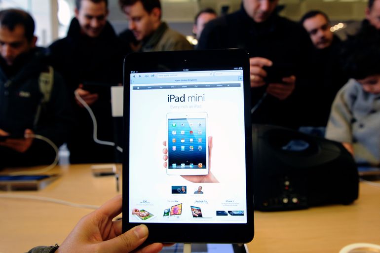 epa03455607 Customers look over Apple's iPad mini at an Apple store in London, Britain, 02 November 2012. Apple's new iPad mini goes on sale in thirty four countries across the globe 02 November. EPA/ANDY RAIN