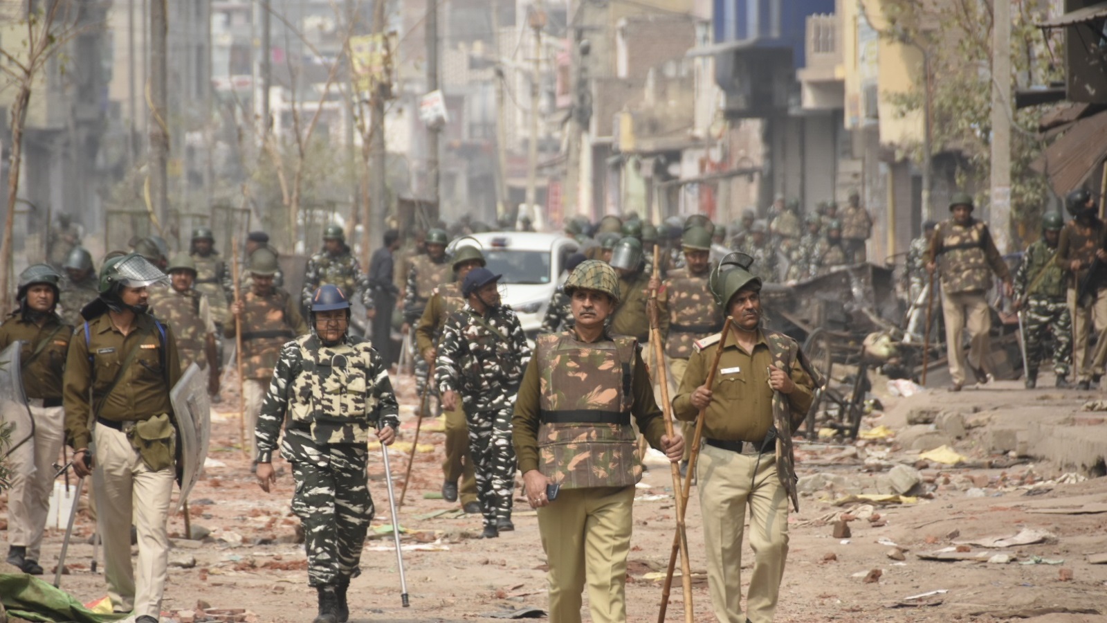 ‪قوات الأمن كثفت وجودها في الأحياء الملتهبة في العاصمة دلهي‬ (الأناضول)