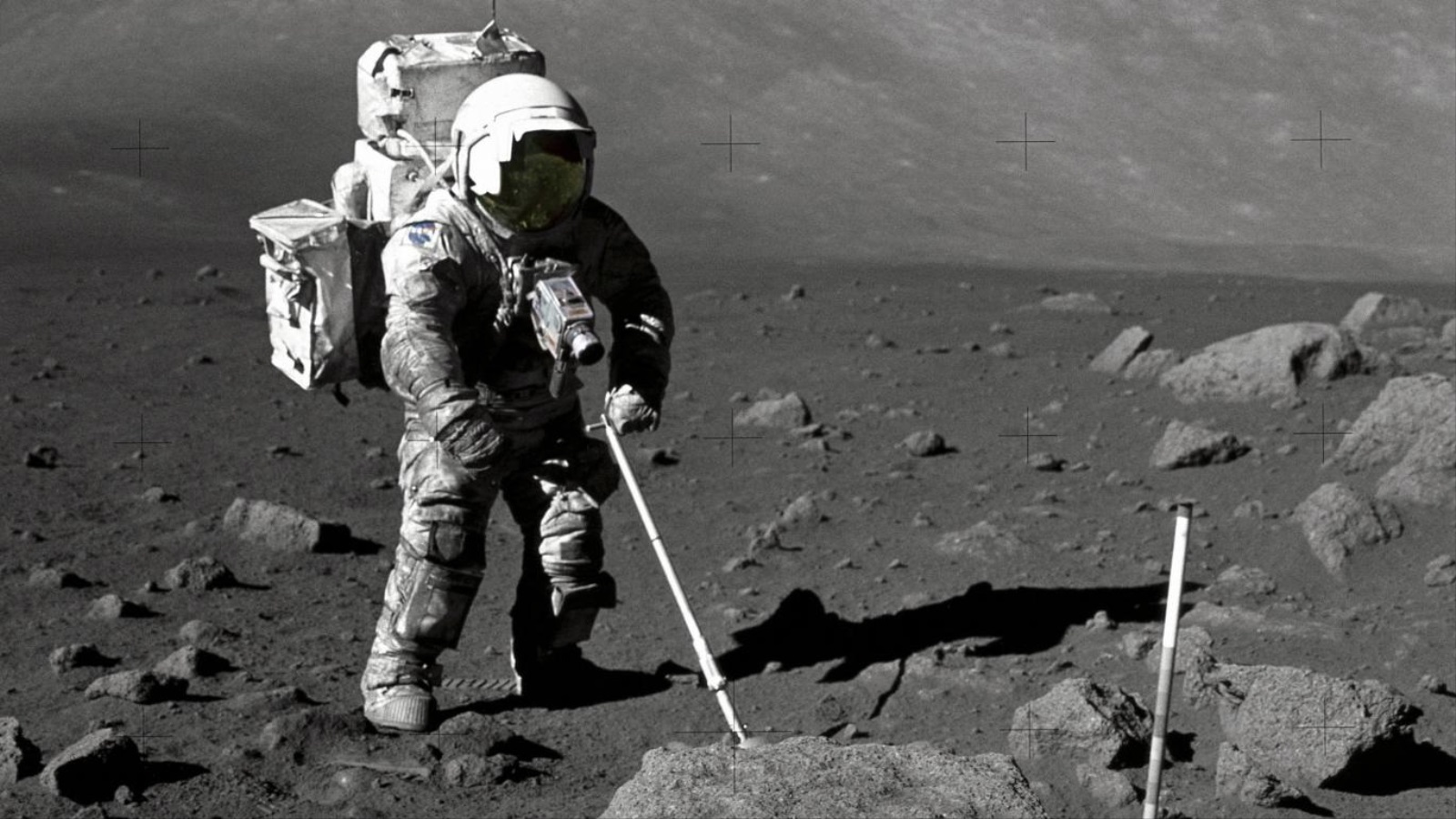 ‪رائد الفضاء هاريسون شميت يقتلع عينات من صخور القمر خلال مهمة أبولو 17 عام 1972 (ناسا)‬ رائد الفضاء هاريسون شميت يقتلع عينات من صخور القمر خلال مهمة أبولو 17 عام 1972 (ناسا)