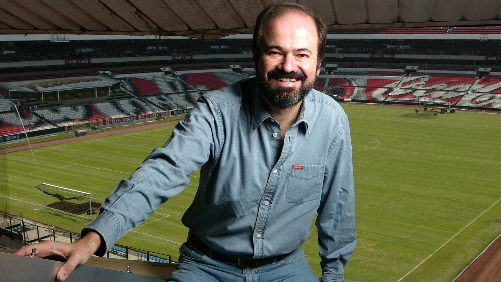 ‪الكاتب خوان بيورو في ملعب 