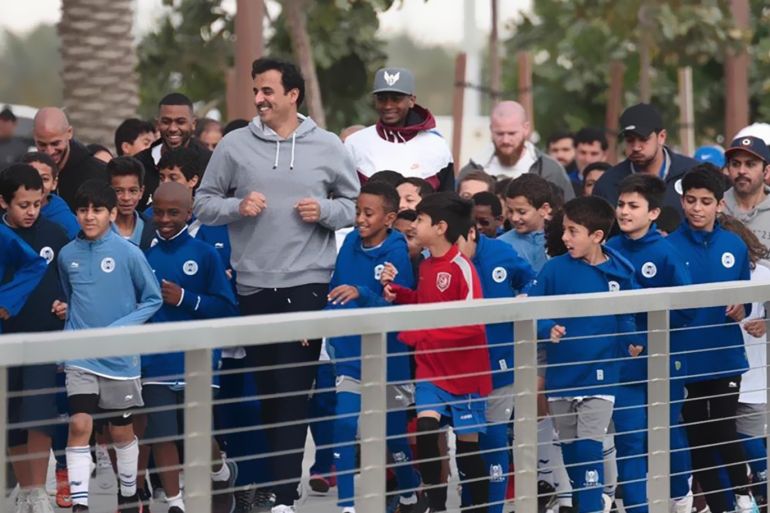 صورة لأمير قطر يشارك في اليوم الرياضي (مواقع التواصل)
