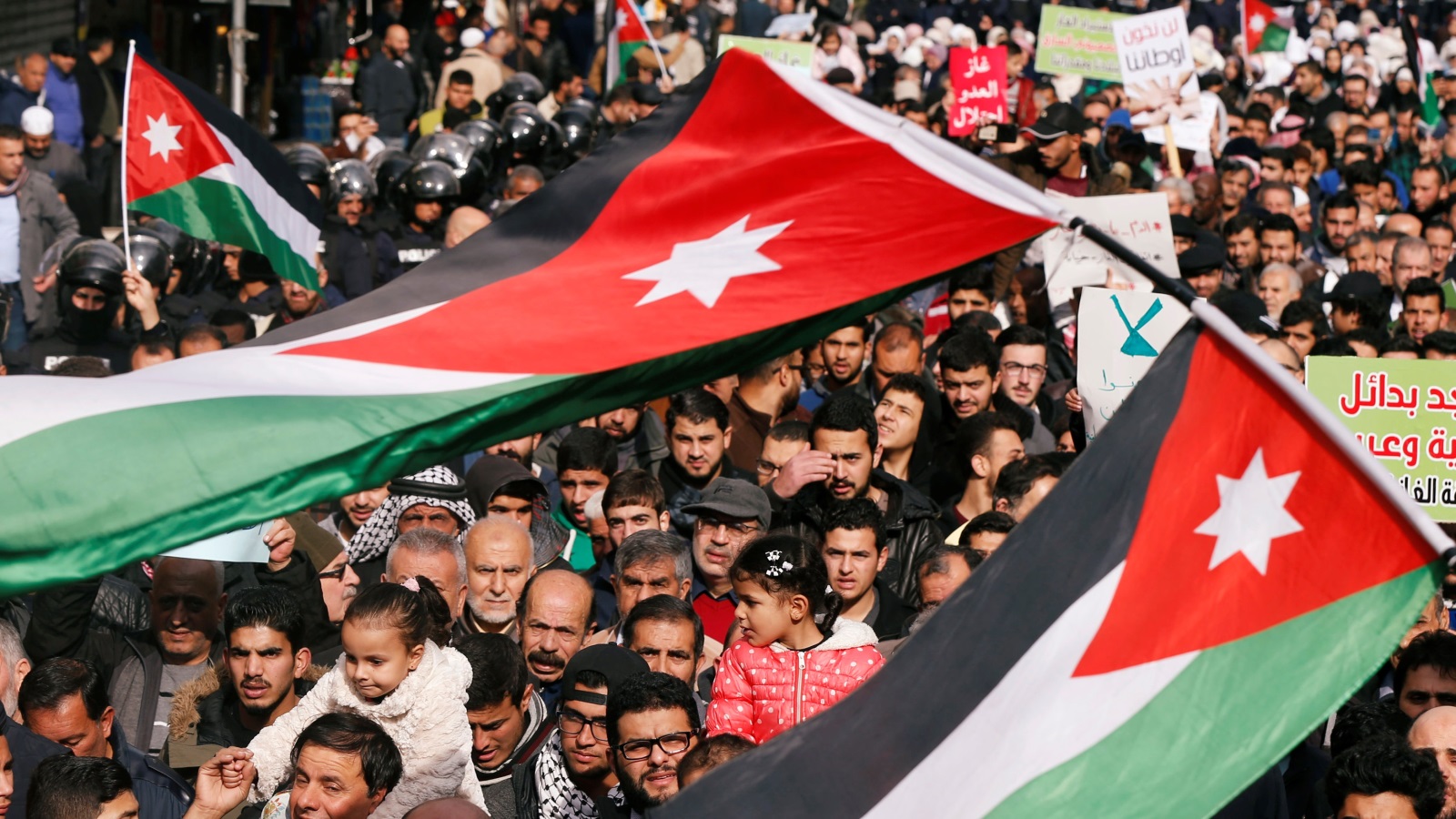 مظاهرات حاشدة شهدتها المدن الأردنية احتجاجا على خطة ترامب للسلام (رويترز)