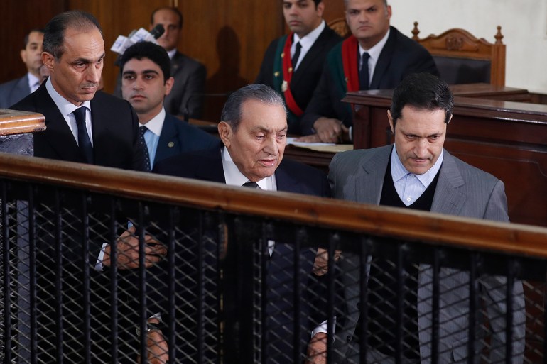 epa07249047 Former Egyptian President Hosni Mubarak (C) accompanied by his two sons Gamal (L) and Alaa (R) arrive at courthouse as Mubarak will testify in case related to a 2011 prison break, in Cairo, Egypt, 26 December 2018. According to reports, Mubarak appeared in a courthouse to testify in the retrial related to prison break in 2011 in which ousted president Mohamed Morsi and others are facing charges. Morsi, along with other senior members of the now-banned Muslim Brotherhood group, has already been sentenced to death over the charges in the first trial.  EPA-EFE/MOHAMED HOSSAM