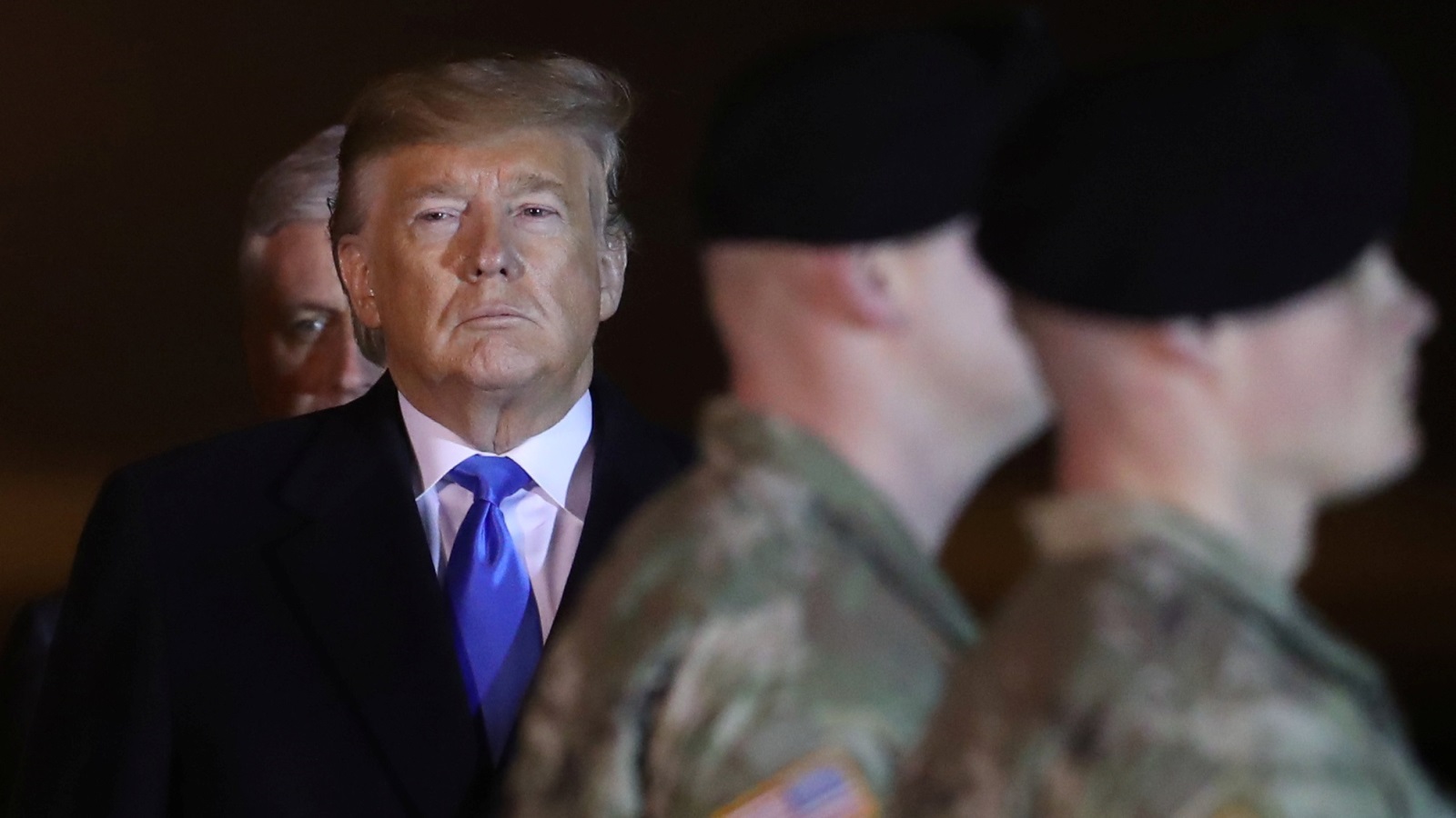 ‪ترامب يحضر تشييع ضابط قتل في أفغانستان العام الماضي‬ (رويترز)