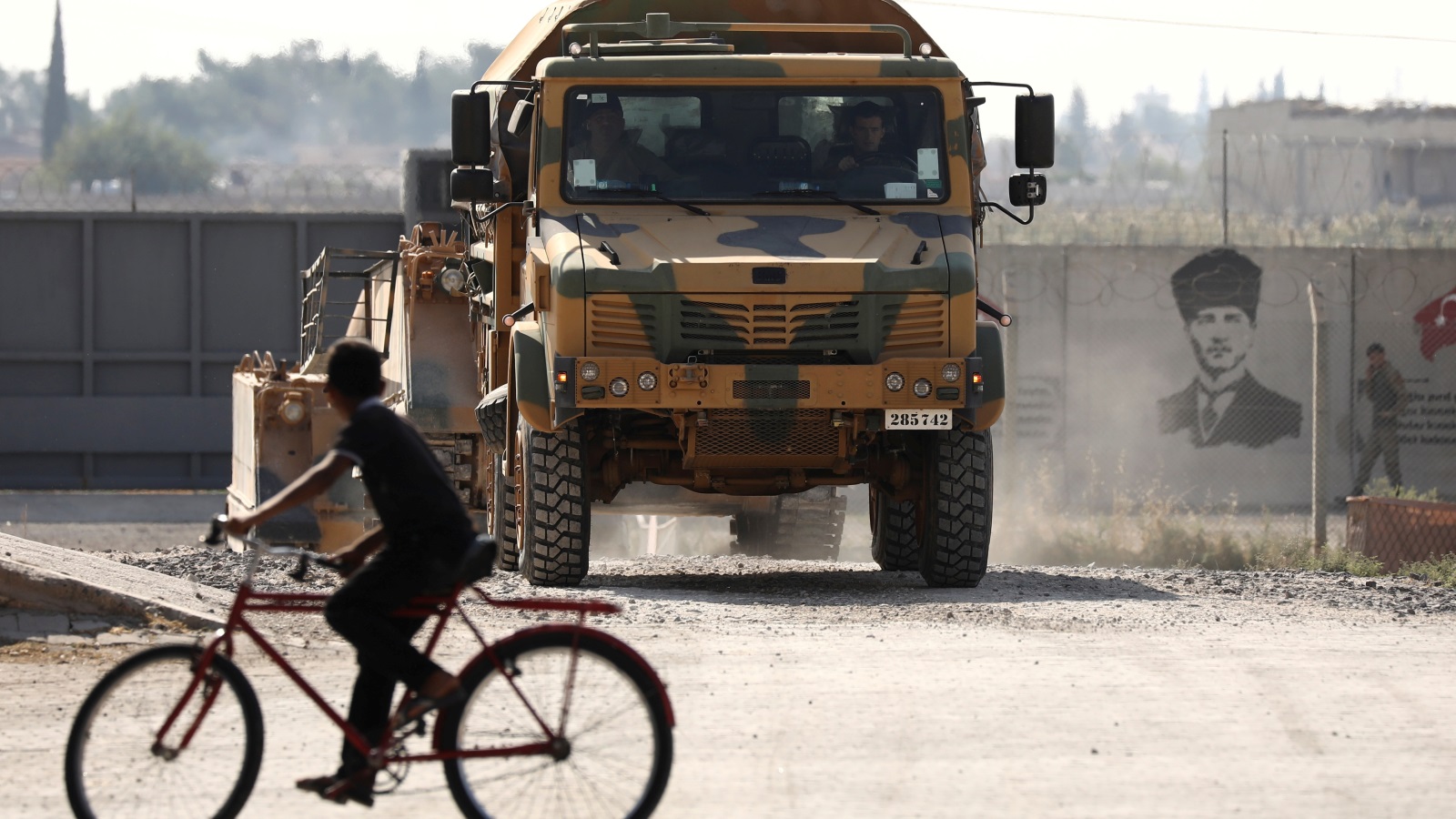 ‪(رويترز)‬ جنود أتراك على الحدود بين سوريا وتركيا