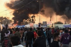 مشهد لحرق خيم المعتصمين في ساحة الصدرين بالنجف أمس (حصرية)