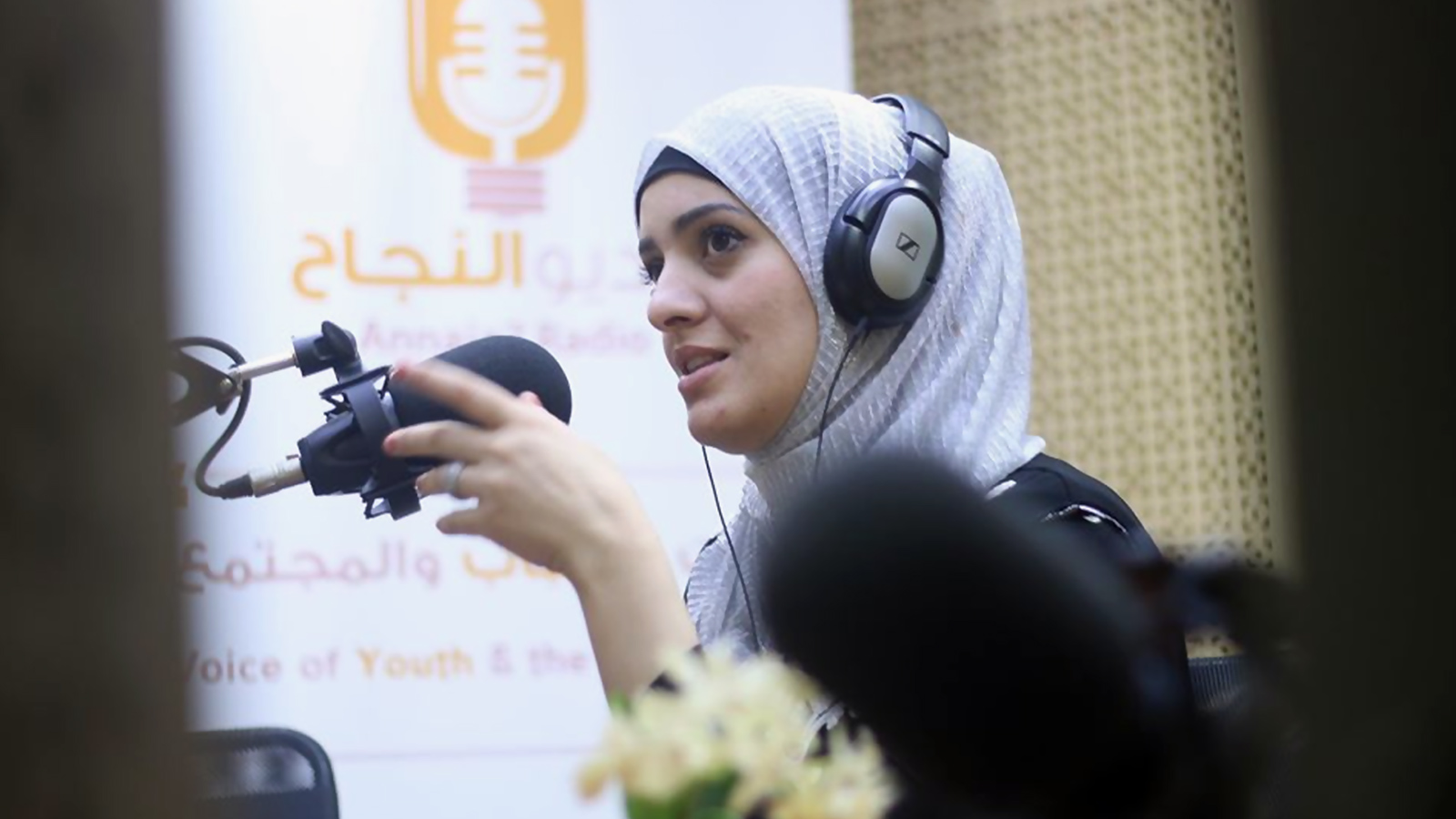 طلبة الإعلام خلال برنامج تدريبي يقدمه راديو النجاح داخل إستوديوهاتها (الجزيرة)
