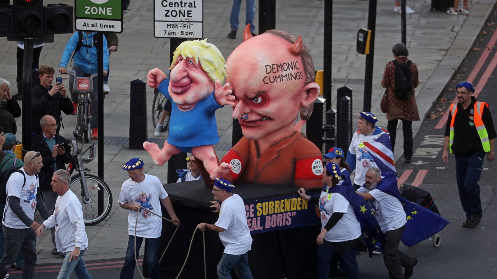 ‪مجسم ساخر من جونسون ومستشاره خلال مظاهرة في لندن‬ (رويترز-أرشيف)