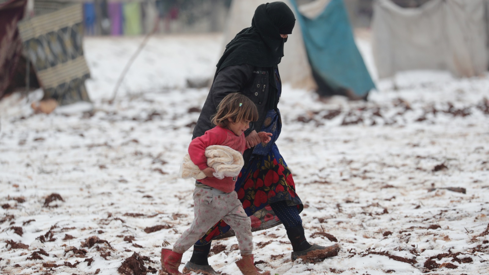 ‪الثلوج تزيد معاناة اللاجئين‬ (رويترز)