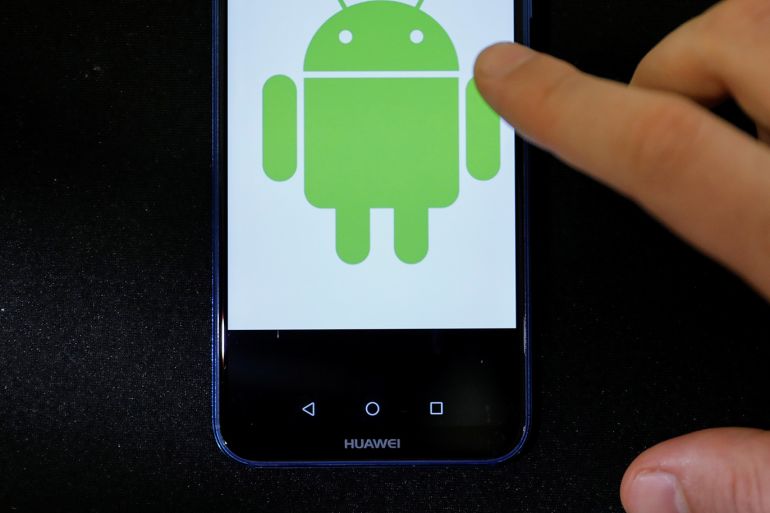 Android logo is displayed on a Huawei smartphone in this illustration picture May 20, 2019. REUTERS/Marko Djurica/Illustration