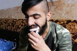 العراقي محمد الخارق يتلذذ بتناول الزجاج والتقام الجمر