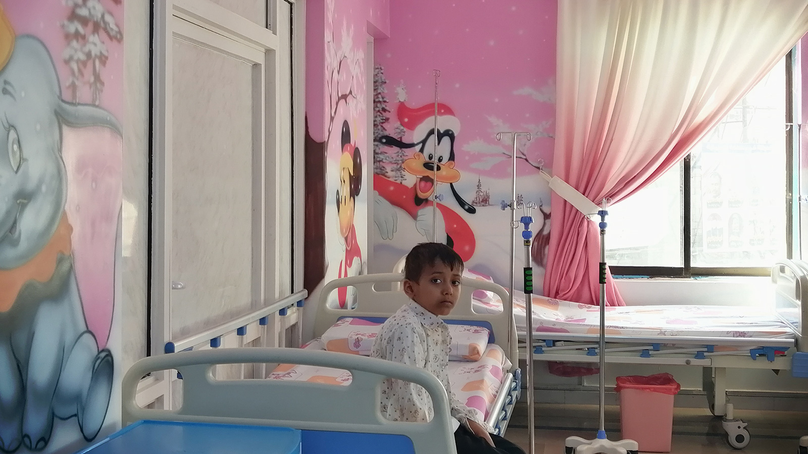 ‪الطفل أحمد حسن مصاب بالسرطان‬ (الجزيرة)