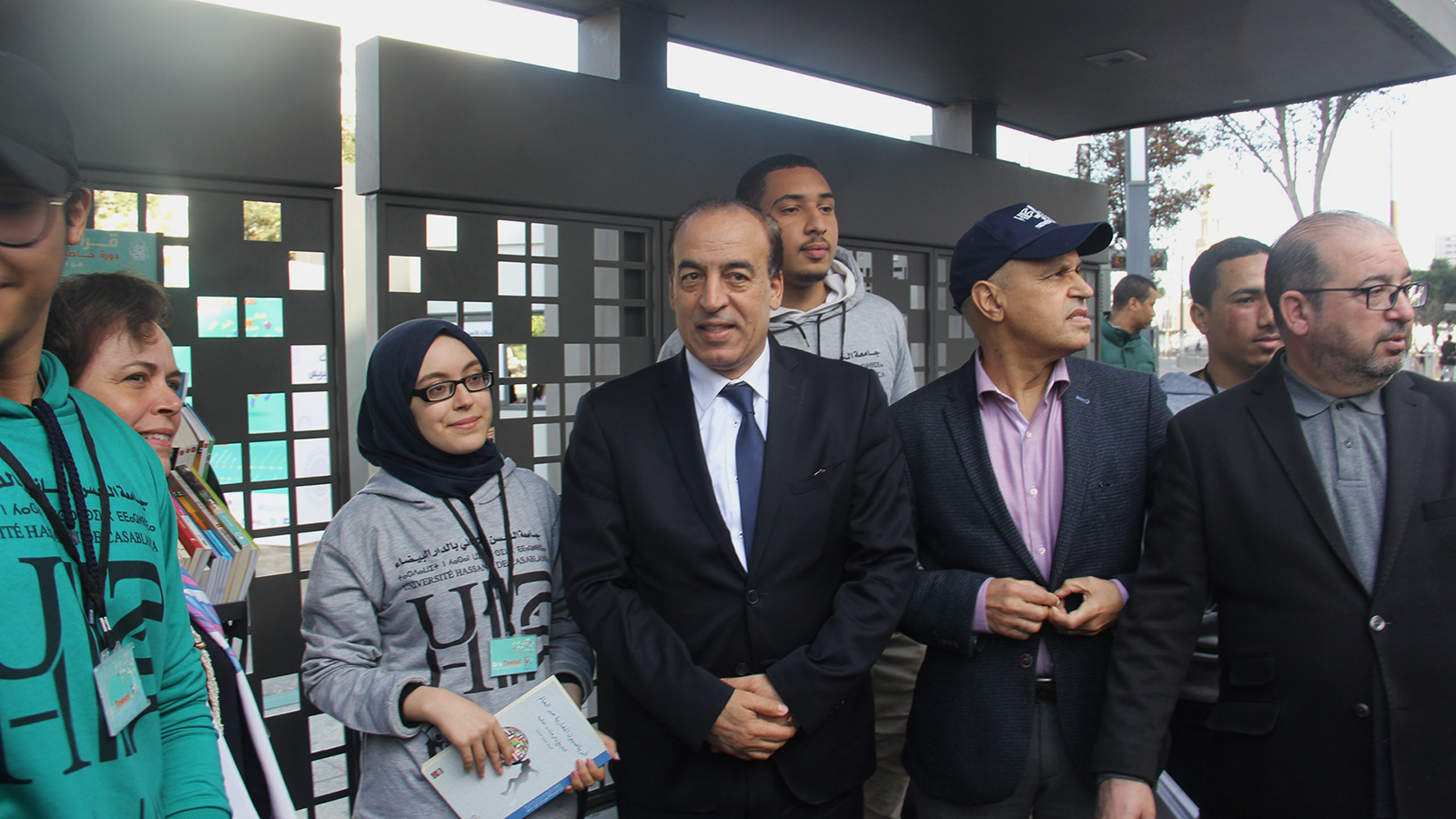وزير الثقافة (الثالث من اليمين)  خلال زيارة إحدى محطات المبادرة (الجزيرة)