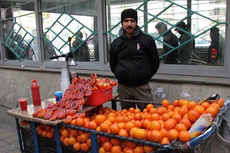 بسطة برتقال تبيع العصير ببطاقات الائتمان في إيران