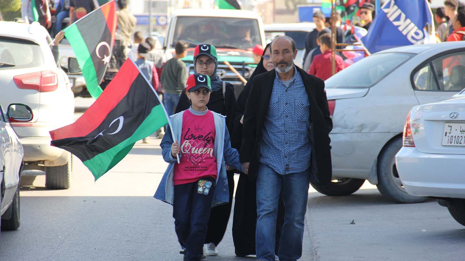 ‪أسرة ليبية خرجت لإحياء ذكرى الثورة وما تمثله من قيم الحرية والكرامة بعد التخلص من نظام القذافي‬ (الجزيرة)