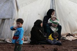 اللاجئون السوريون على الحدود التركية السورية يعيشون ظروفا صعبة وقاسية