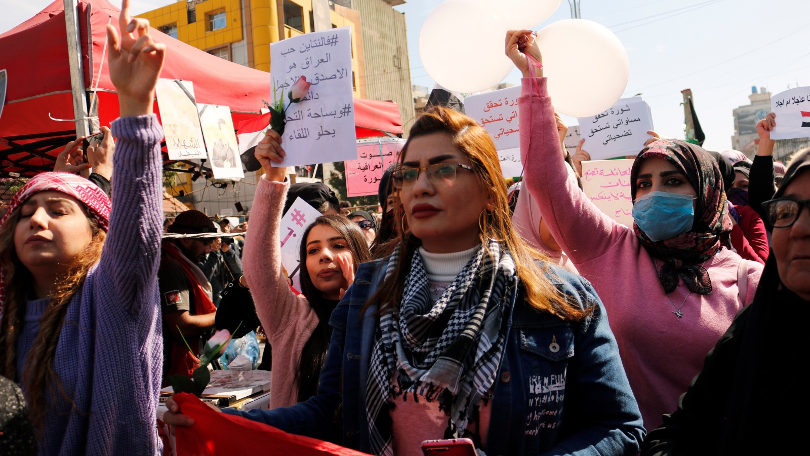 المتظاهرات أكدن على  دور المرأة  في الحركة الاحتجاجية (رويترز) 