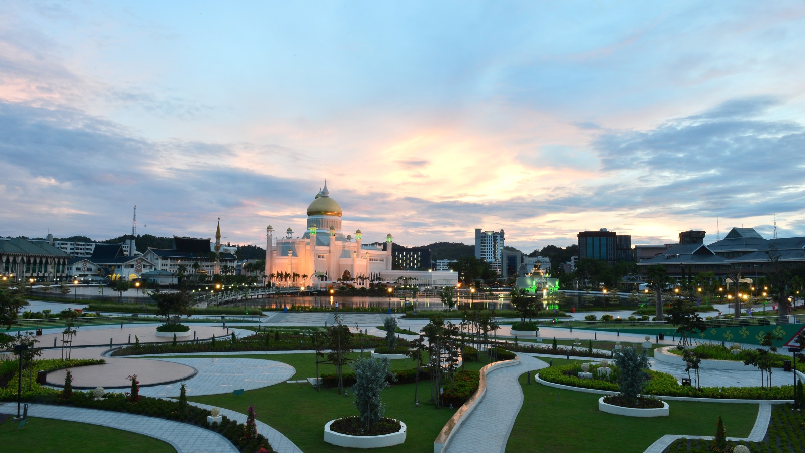 بروناي واحدة من أكثر دول آسيا التي استطاعت الحفاظ على مستويات تلوث منخفضة (رويترز)
