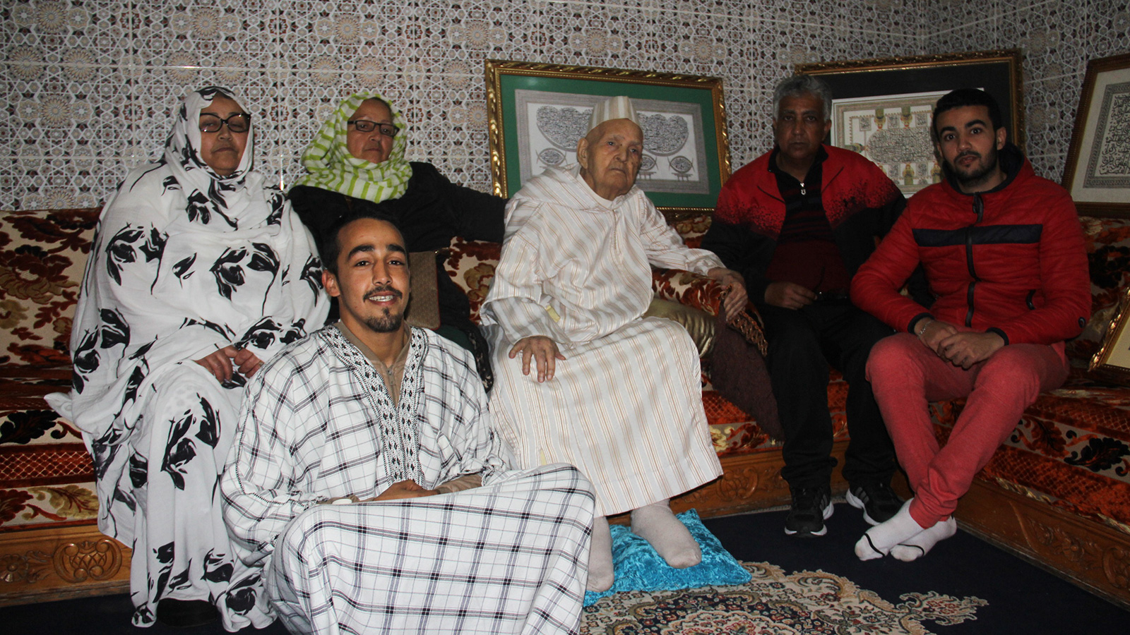 ‪شيخ الخطاطين المغاربة عبد المولى نجمي وسط عائلته‬ (الجزيرة)