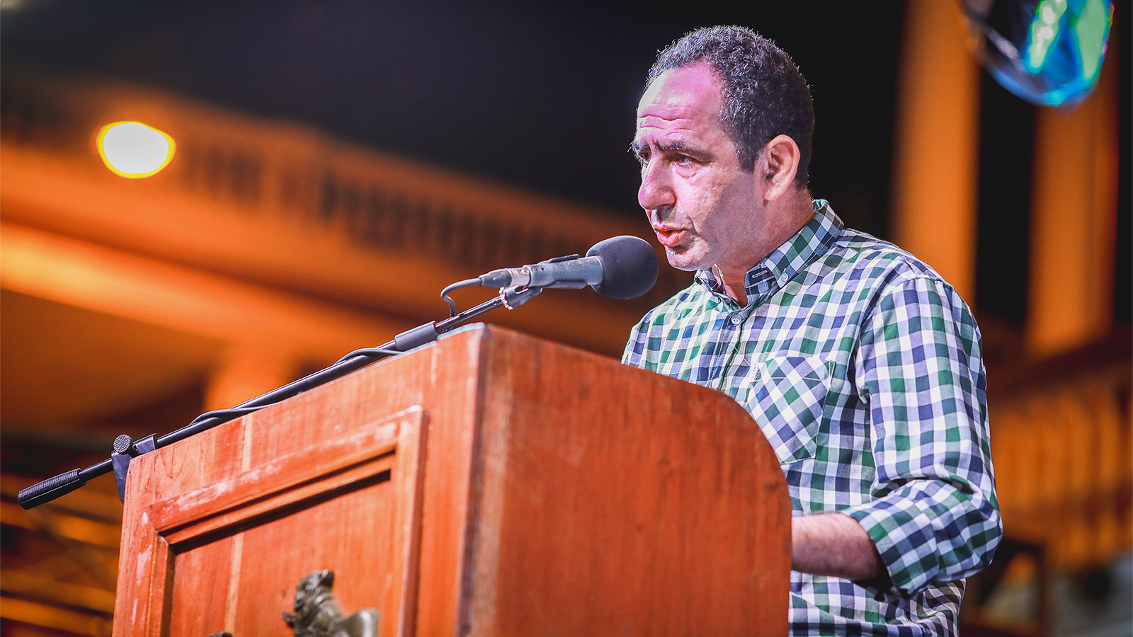 الشاعر خالد الريسوني يلقي قصيدته في المهرجان (الجزيرة)
