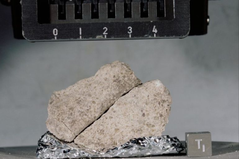 عينة من صخور القمر التي تم جلبها ضمن مهمة أبولو 17 (بيكريل)