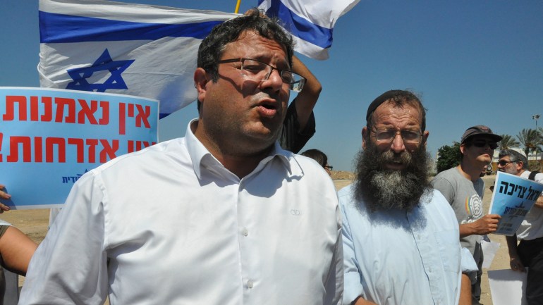 رئيس الحزب المحامي، إيتمار بن غفير، وإلى يقف إلى جانبه من اليمين، المستوطن باروخ مارزل زعيم حرة "كاخ "الفاشية