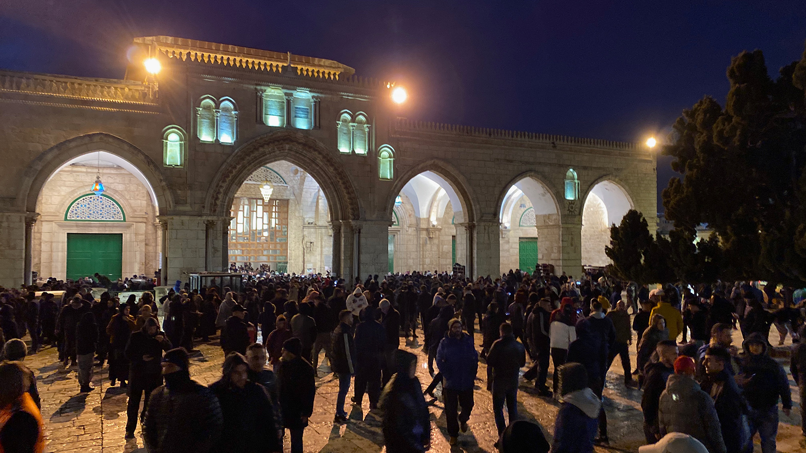 ‪الفجر العظيم يجد مشاركة متزايدة في المسجد الأقصى‬ (الجزيرة نت)