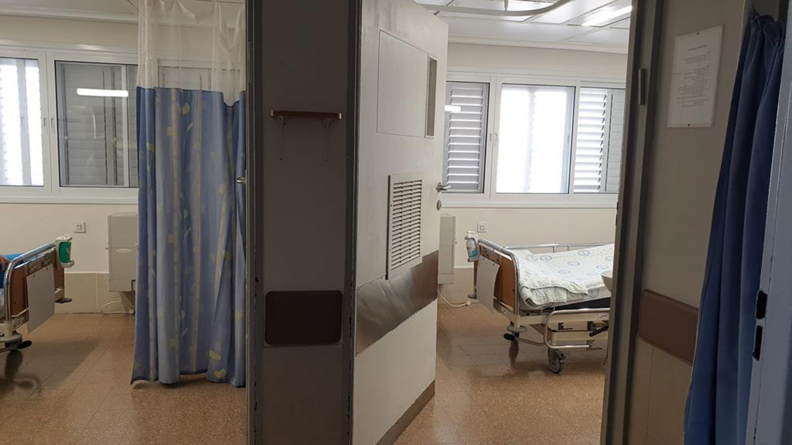 ‪تجهير أقسام وغرف خاصة في المستشفيات الإسرائيلية للحجر الصحي على المصابين بالفيروس‬ تجهير أقسام وغرف خاصة في المستشفيات الإسرائيلية للحجر الصحي على المصابين بالفيروس (الجزيرة)