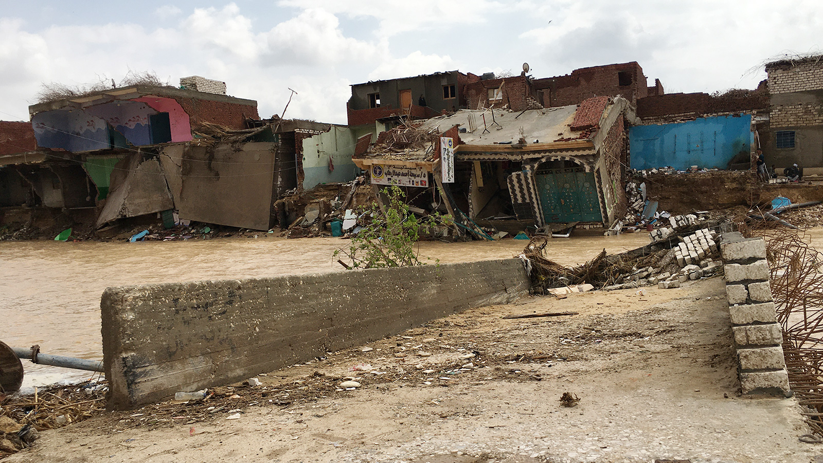 قرية الديسمي في مركز الصف بمحافظة الجيزة تضررت كثيرا من سيول عاصفة التنين (الجزيرة)