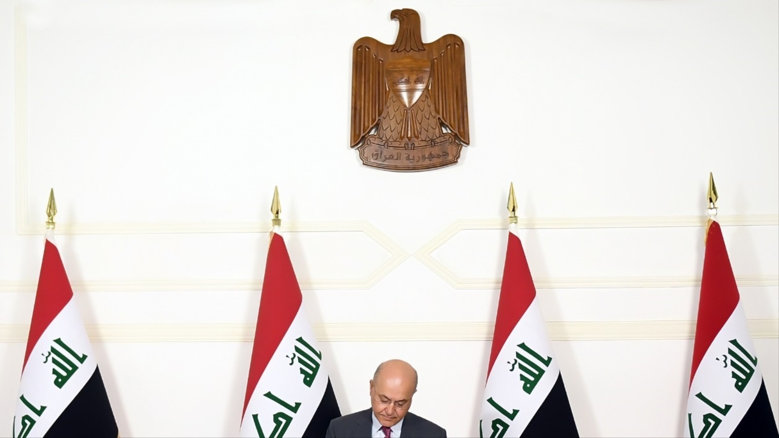 ‪برهم صالح طالب العراقيين بالالتزام بحظر التجول وعدم الاختلاط‬ (الأناضول)
